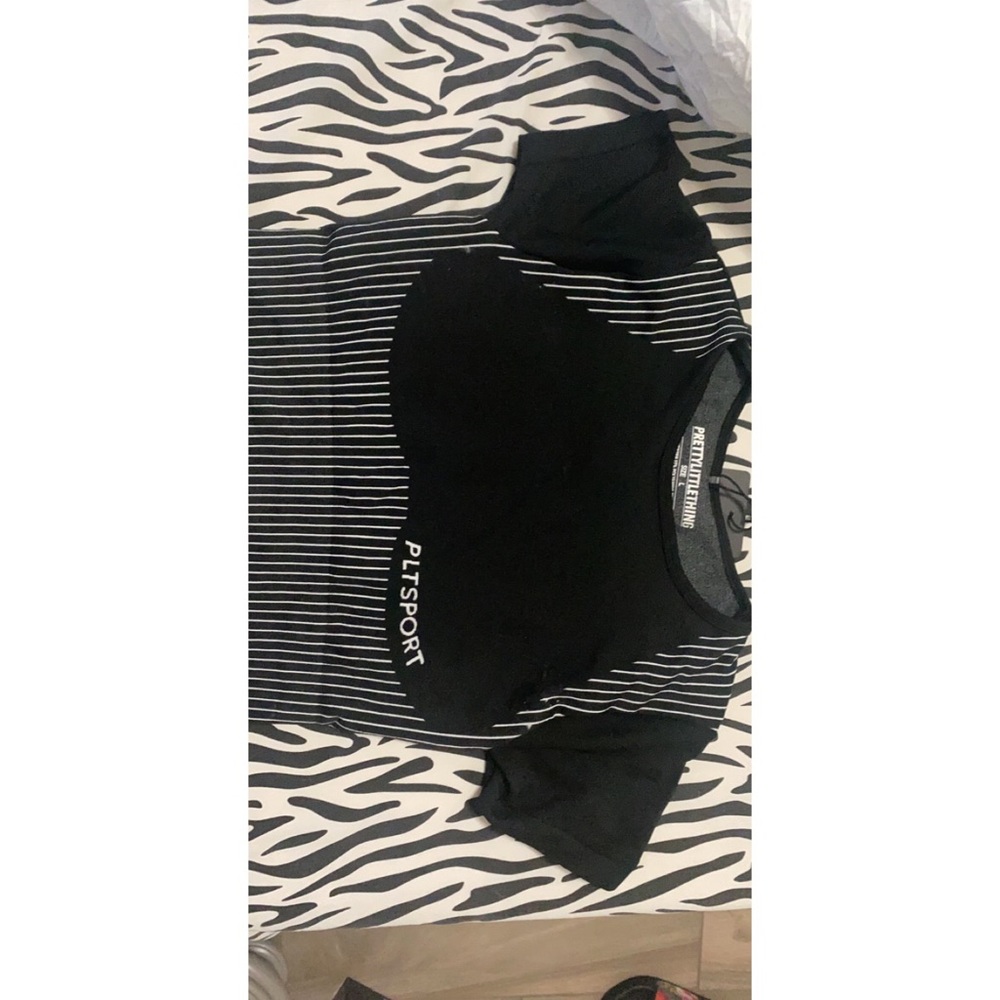 NWT Pretty little thing short sleeve crop top
